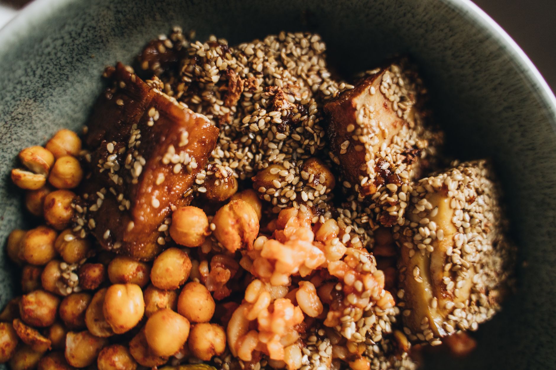 high protein vegetarian meal prep bowls with lentils tofu and grains portioned for the week