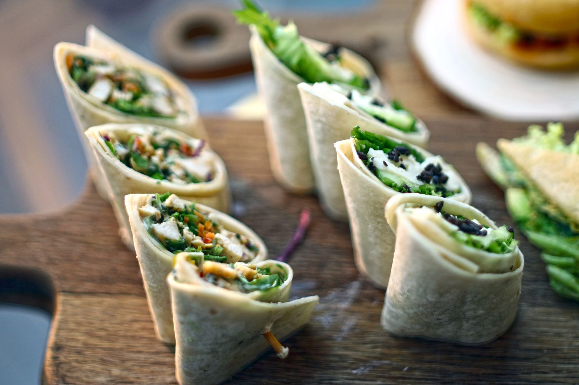 no cook family lunch ideas with mason jar salads, wraps and snack boxes packed for the week