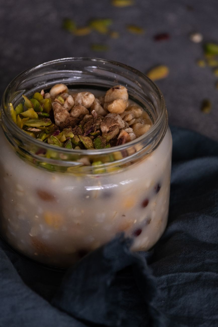 jars of no-cook healthy breakfast ideas including overnight oats and yogurt parfaits