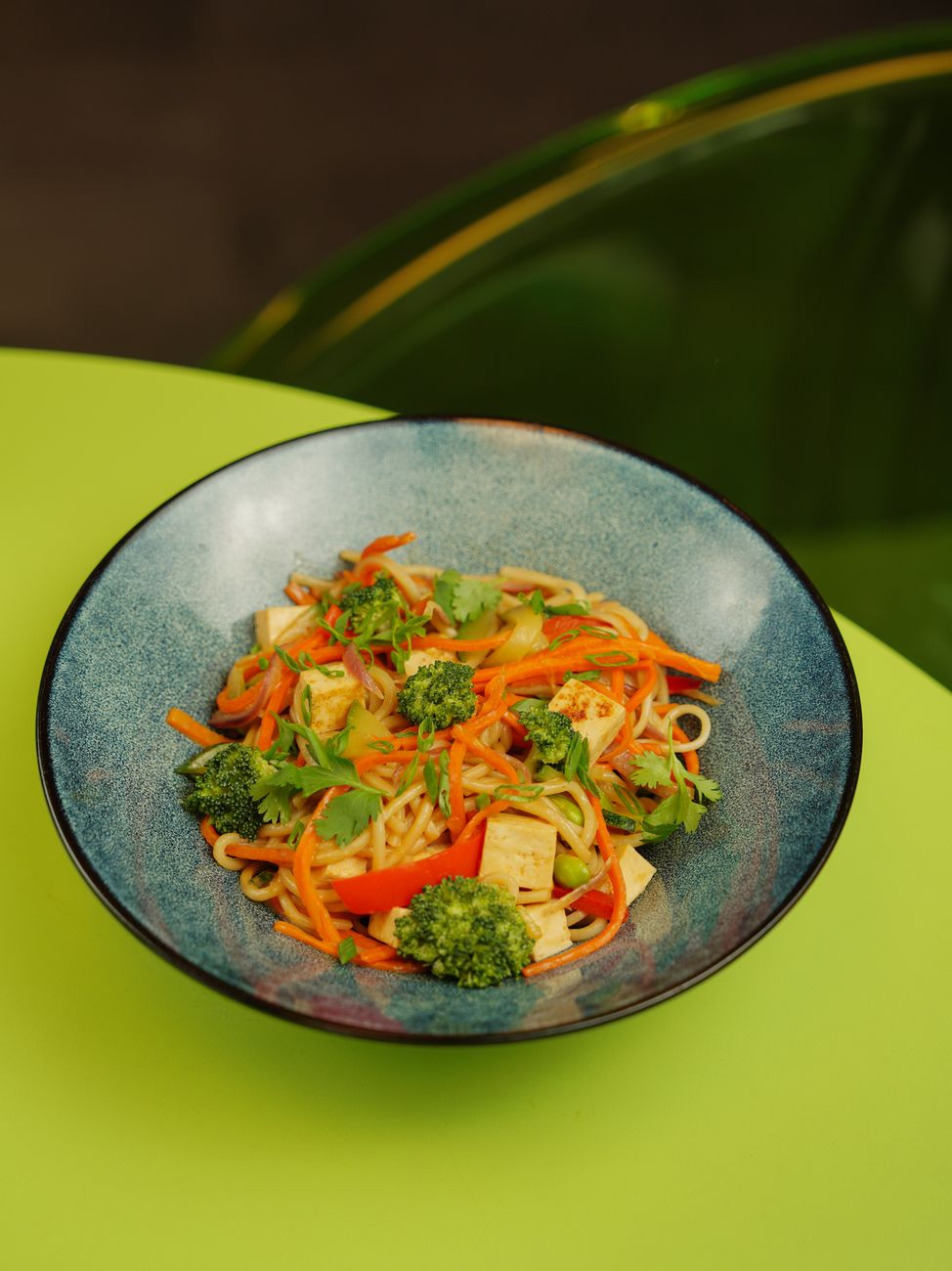 baked tofu peanut noodle jars for easy vegetarian meal prep with carrots and cabbage